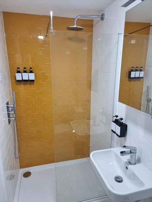 Entire Ground Floor Flat, Free Off-Street Parking And Large Garden Apartment London Exterior photo